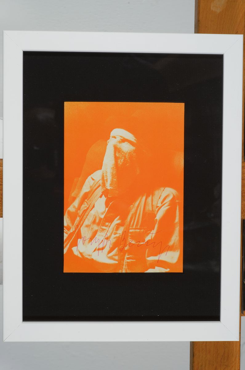 Detail k: Joseph Beuys, 1921 - 1986, Multiple, handsigniert, "Joseph Beuys auf dem Flug nach Amerika", orange, aus 1974, unter Glas, Rahmen: 26 x 20 ...