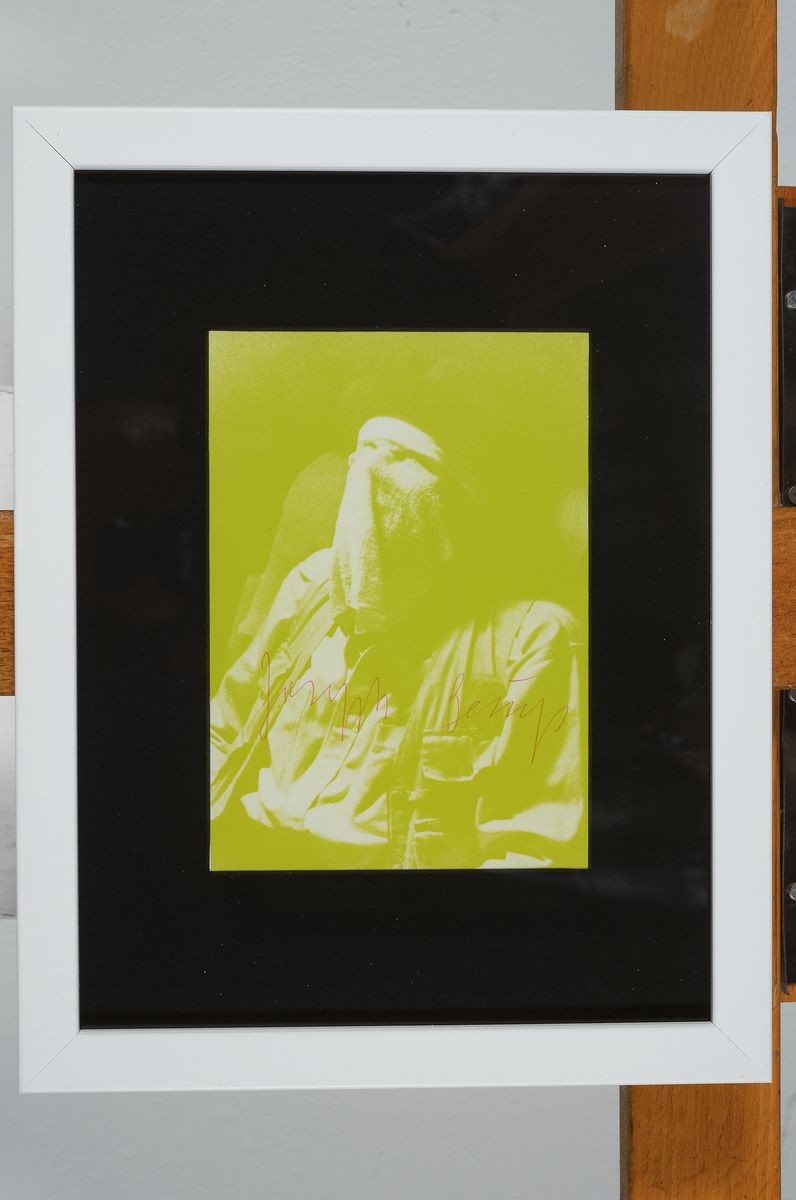 Detail k: Joseph Beuys, 1921 - 1986, Multiple, handsigniert, "Joseph Beuys auf dem Flug nach Amerika", hellgrün, aus 1974, unter Glas, Rahmen: 26 x ...