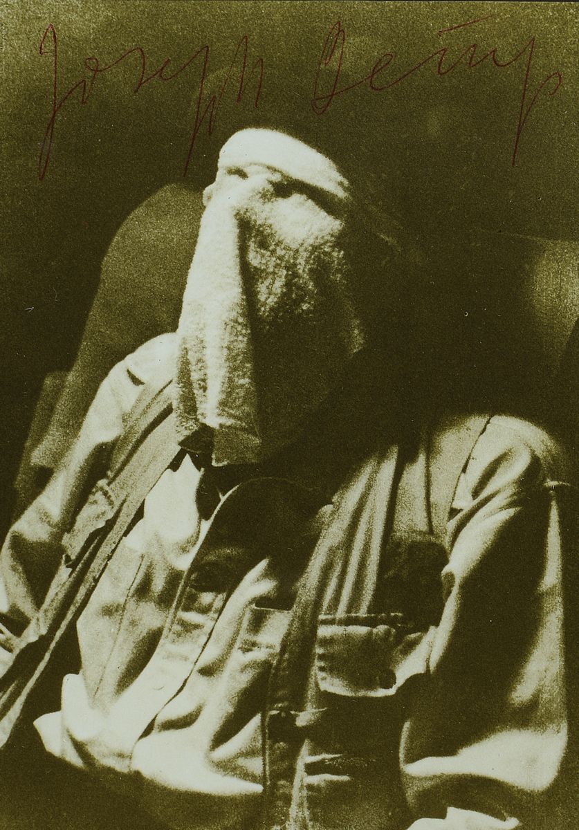 Joseph Beuys, 1921 - 1986, Multiple, handsigniert, "Joseph Beuys auf dem Flug nach Amerika", grau, aus 1974, unter Glas, Rahmen: 26 x 20 cm