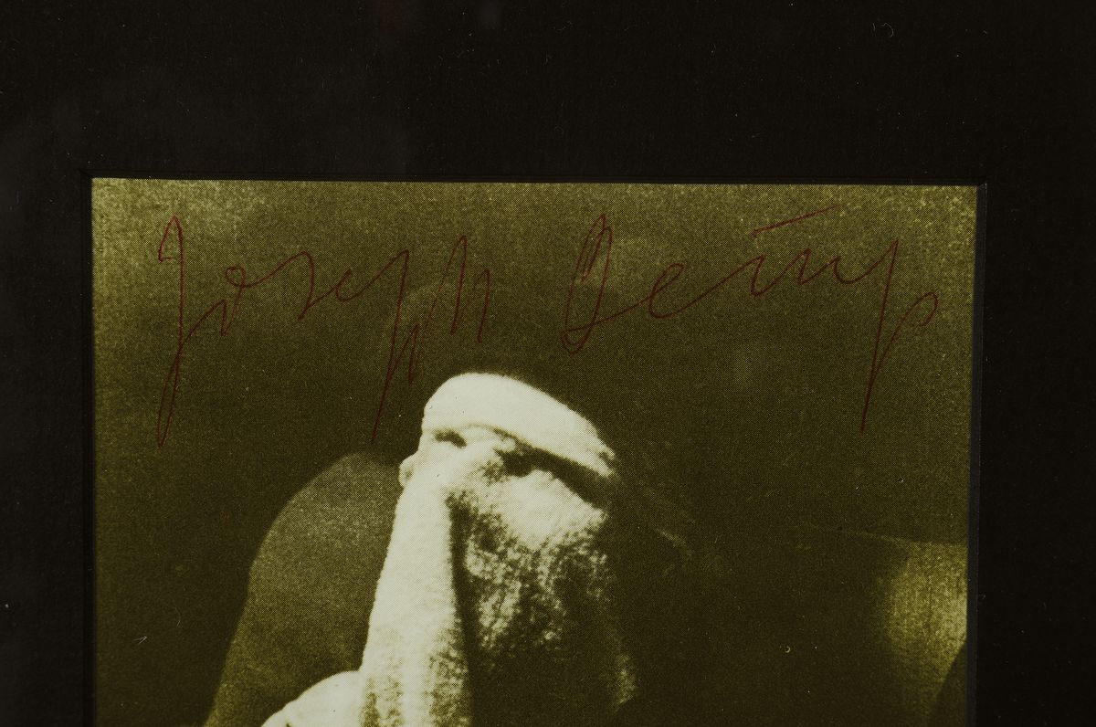 Detail a: Joseph Beuys, 1921 - 1986, Multiple, handsigniert, "Joseph Beuys auf dem Flug nach Amerika", grau, aus 1974, unter Glas, Rahmen: 26 x 20 cm