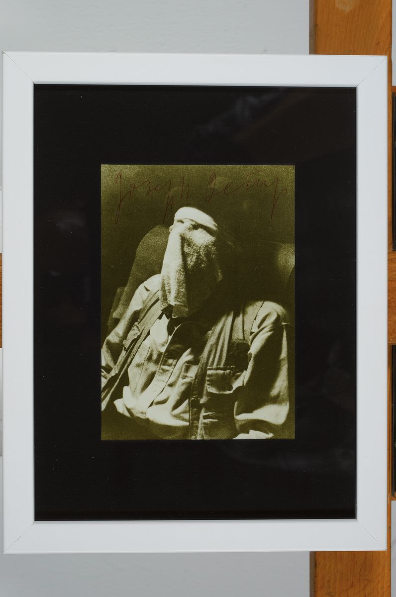 Detail k: Joseph Beuys, 1921 - 1986, Multiple, handsigniert, "Joseph Beuys auf dem Flug nach Amerika", grau, aus 1974, unter Glas, Rahmen: 26 x 20 cm