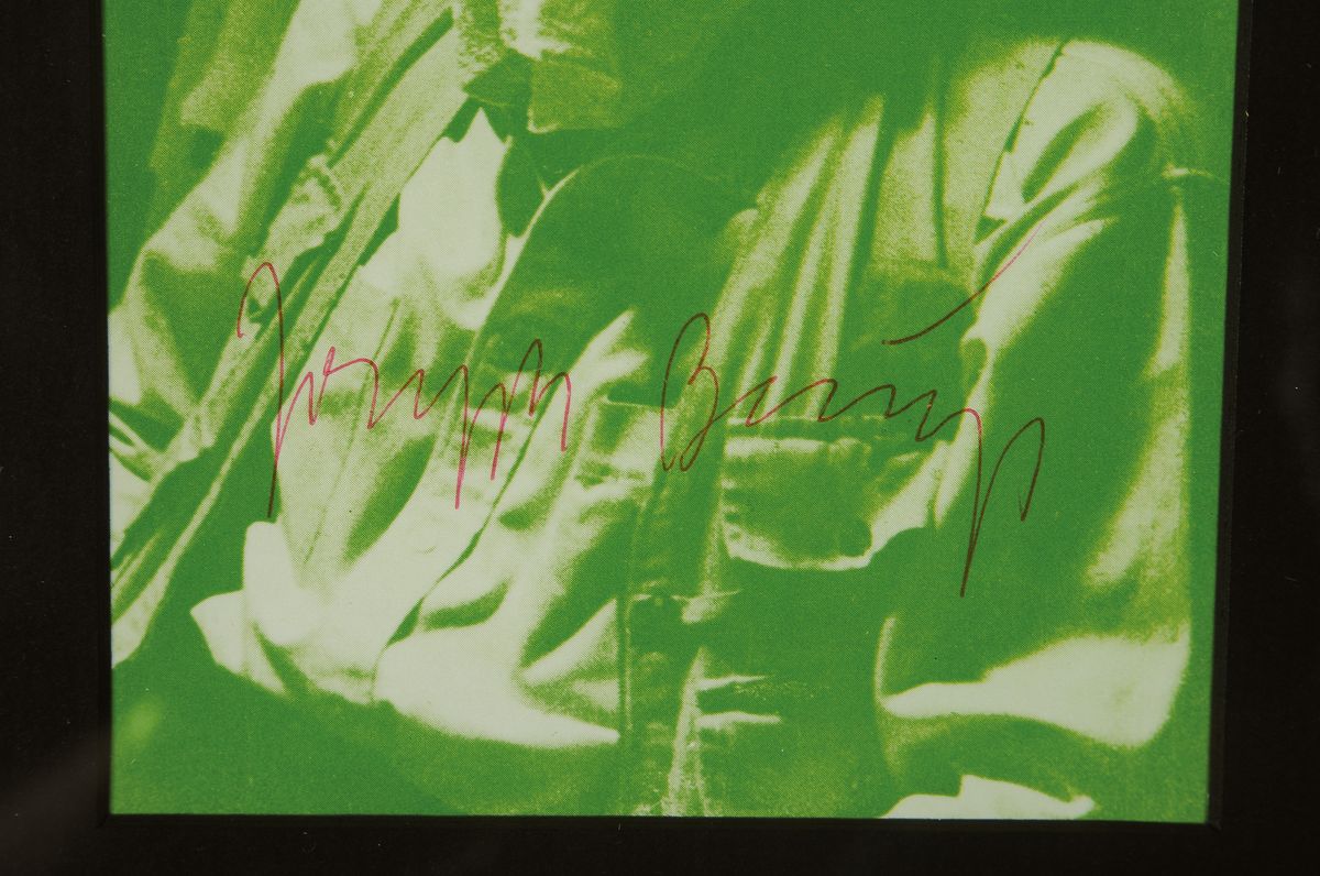 Detail a: Joseph Beuys, 1921 - 1986, Multiple, handsigniert, "Joseph Beuys auf dem Flug nach Amerika", dunkelgrün, aus 1974, Glas, Rahmen: 26 x 20 cm