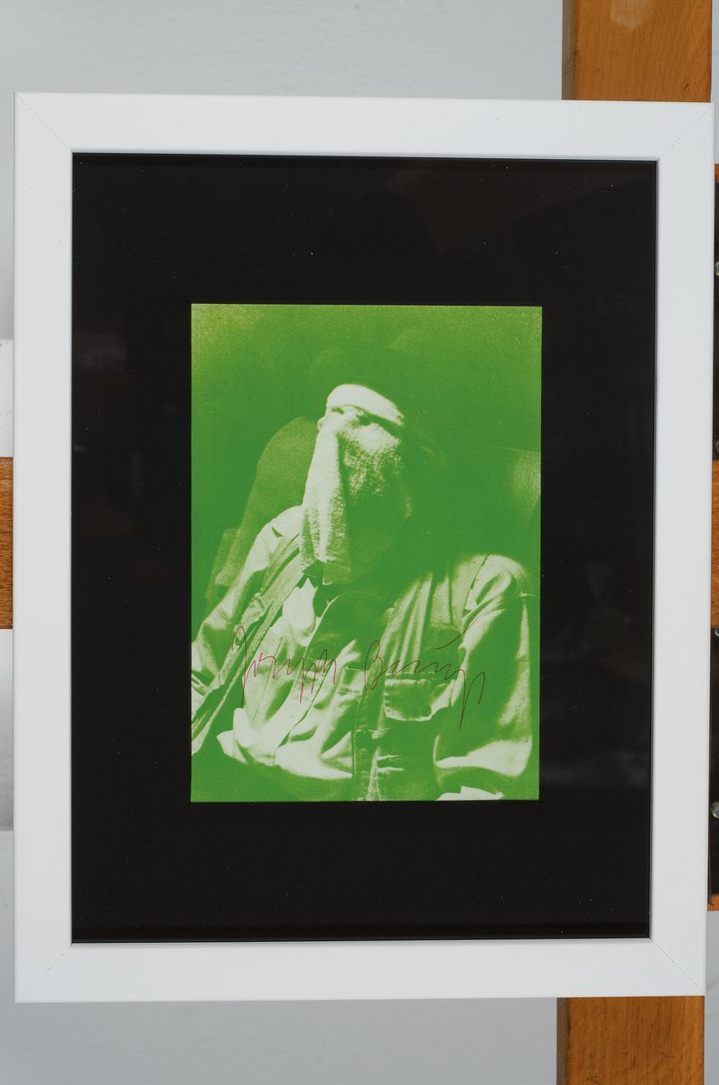 Detail k: Joseph Beuys, 1921 - 1986, Multiple, handsigniert, "Joseph Beuys auf dem Flug nach Amerika", dunkelgrün, aus 1974, Glas, Rahmen: 26 x 20 cm