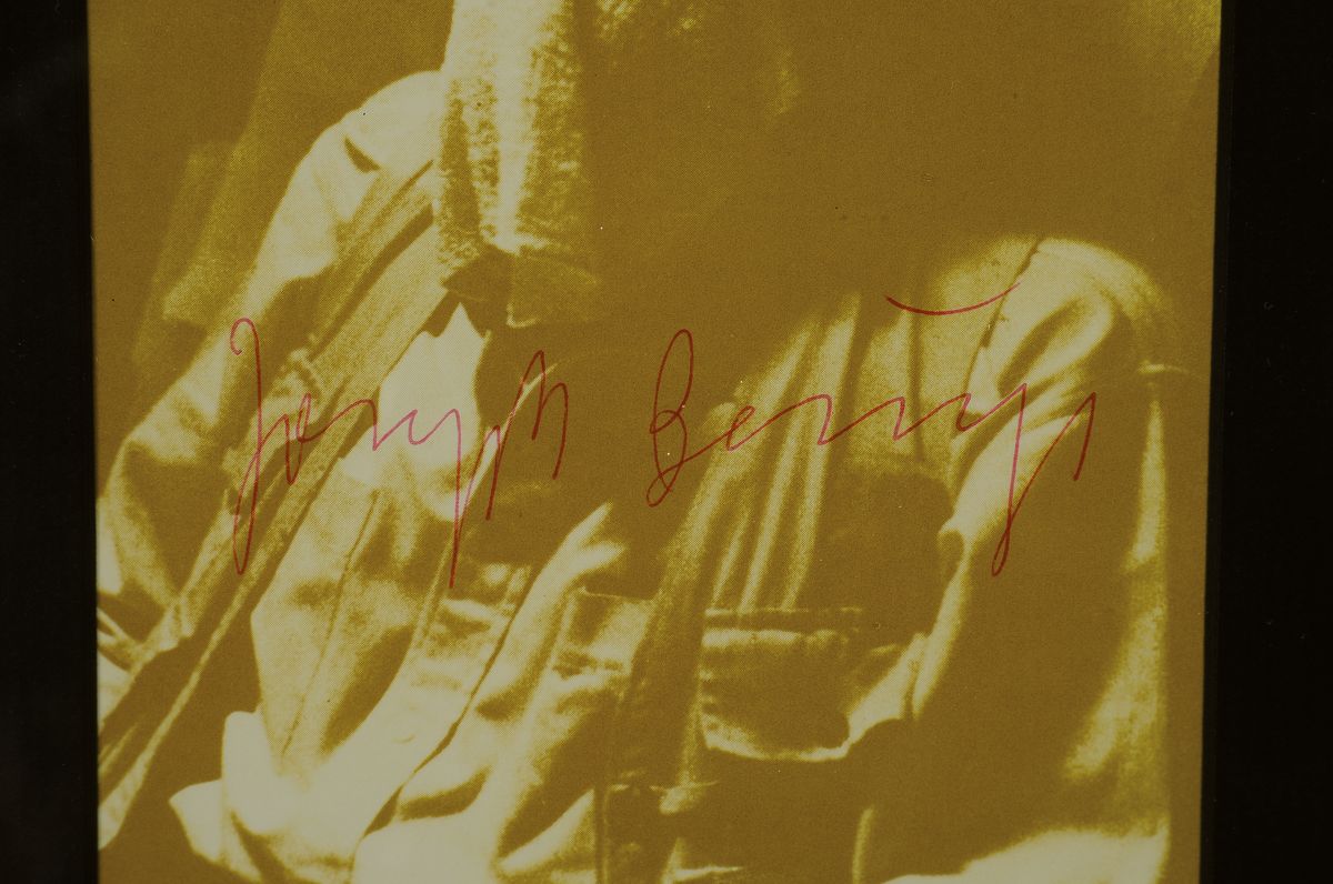 Detail a: Joseph Beuys, 1921 - 1986, Multiple, handsigniert, "Joseph Beuys auf dem Flug nach Amerika", ocker, aus 1974, unter Glas, Rahmen: 26 x 20 cm
