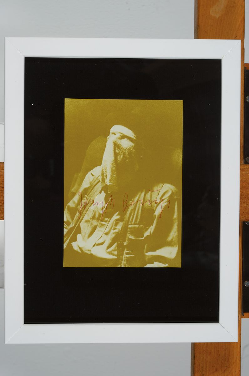 Detail k: Joseph Beuys, 1921 - 1986, Multiple, handsigniert, "Joseph Beuys auf dem Flug nach Amerika", ocker, aus 1974, unter Glas, Rahmen: 26 x 20 cm