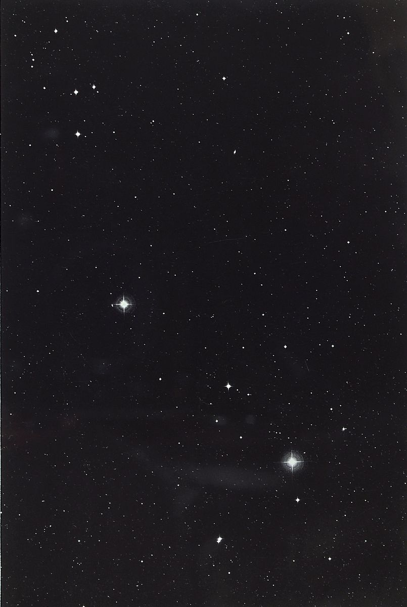 Thomas Ruff, geb. 1958, Multiple, rückseitig handsigniert, "Sterne 01h55m/-30°, aus 1989, unter Glas, Rahmen: 26 x 20 cm