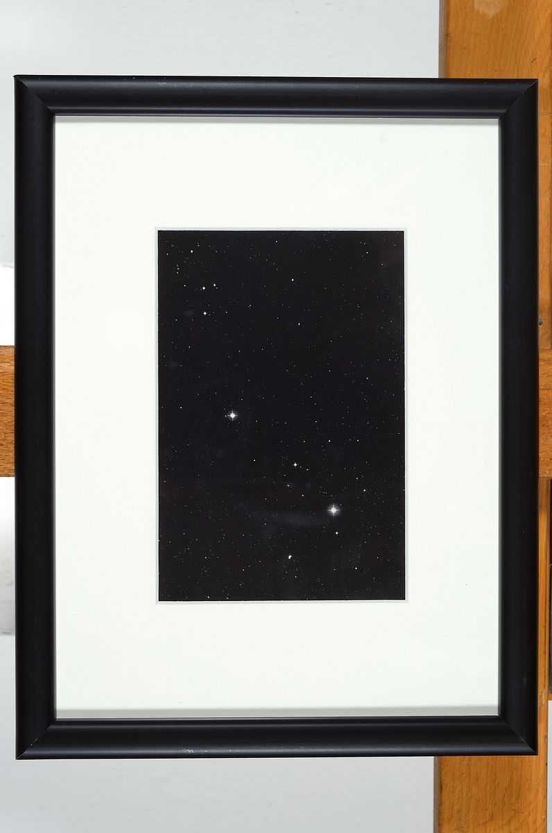 Detail k: Thomas Ruff, geb. 1958, Multiple, rückseitig handsigniert, "Sterne 01h55m/-30°, aus 1989, unter Glas, Rahmen: 26 x 20 cm
