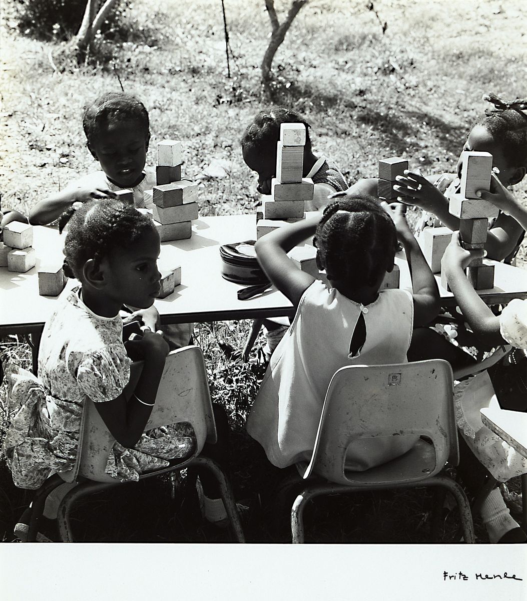 Fritz Henle, 1909 - 1993, Bromsilbergelatine Abzug, "Youngsters in Vista-Scholl St. Croix 1970", auf der Vorderseite handsigniert, ...