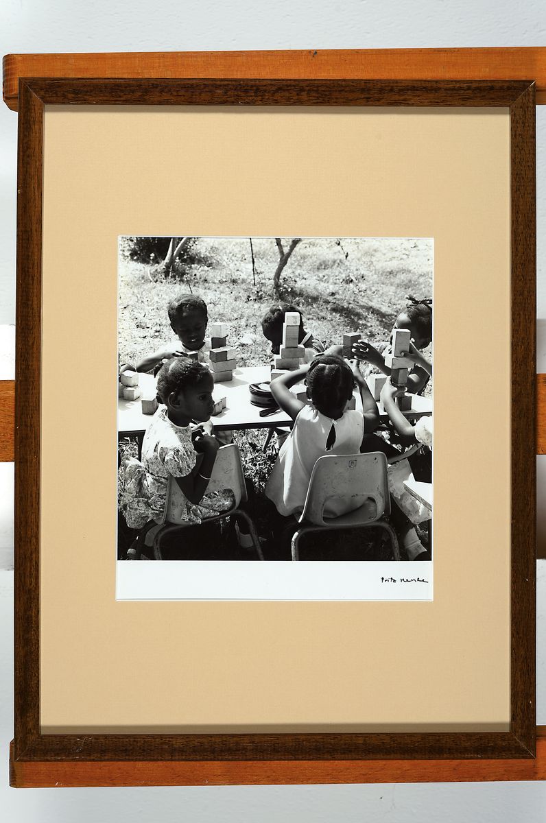 Detail k: Fritz Henle, 1909 - 1993, Bromsilbergelatine Abzug, "Youngsters in Vista-Scholl St. Croix 1970", auf der Vorderseite handsigniert, ...