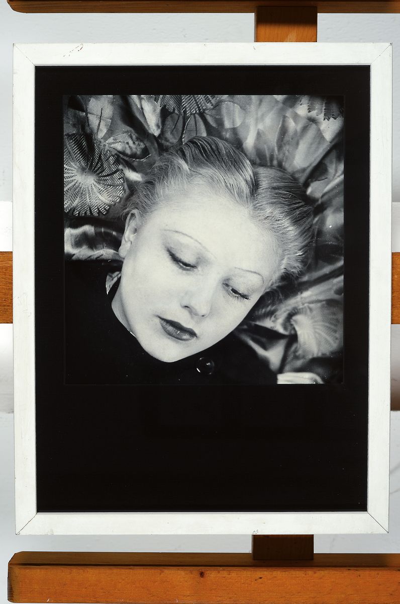 Detail k: Otto Wols, 1913 - 1951, Fotografie auf Karton, Blattgröße 30 x 24 cm "Sonia Mossé", die Fotografie stammt aus dem 30er Jahre, der Abzug ...