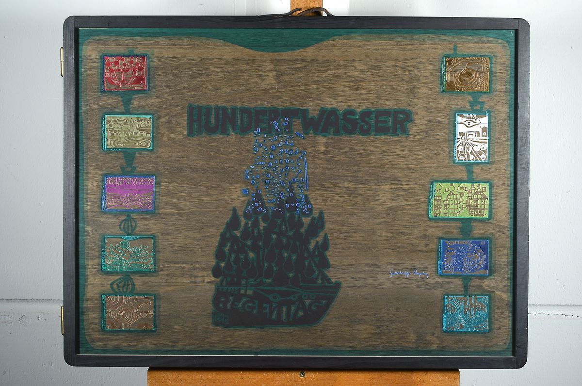 Detail k: Friedensreich Hundertwasser, 1928 - 2000, Holzkoffer mit aufgedrucktem Siebdruck, handsigniert innen, "Regentag", ca. 55x73 cm l. ...