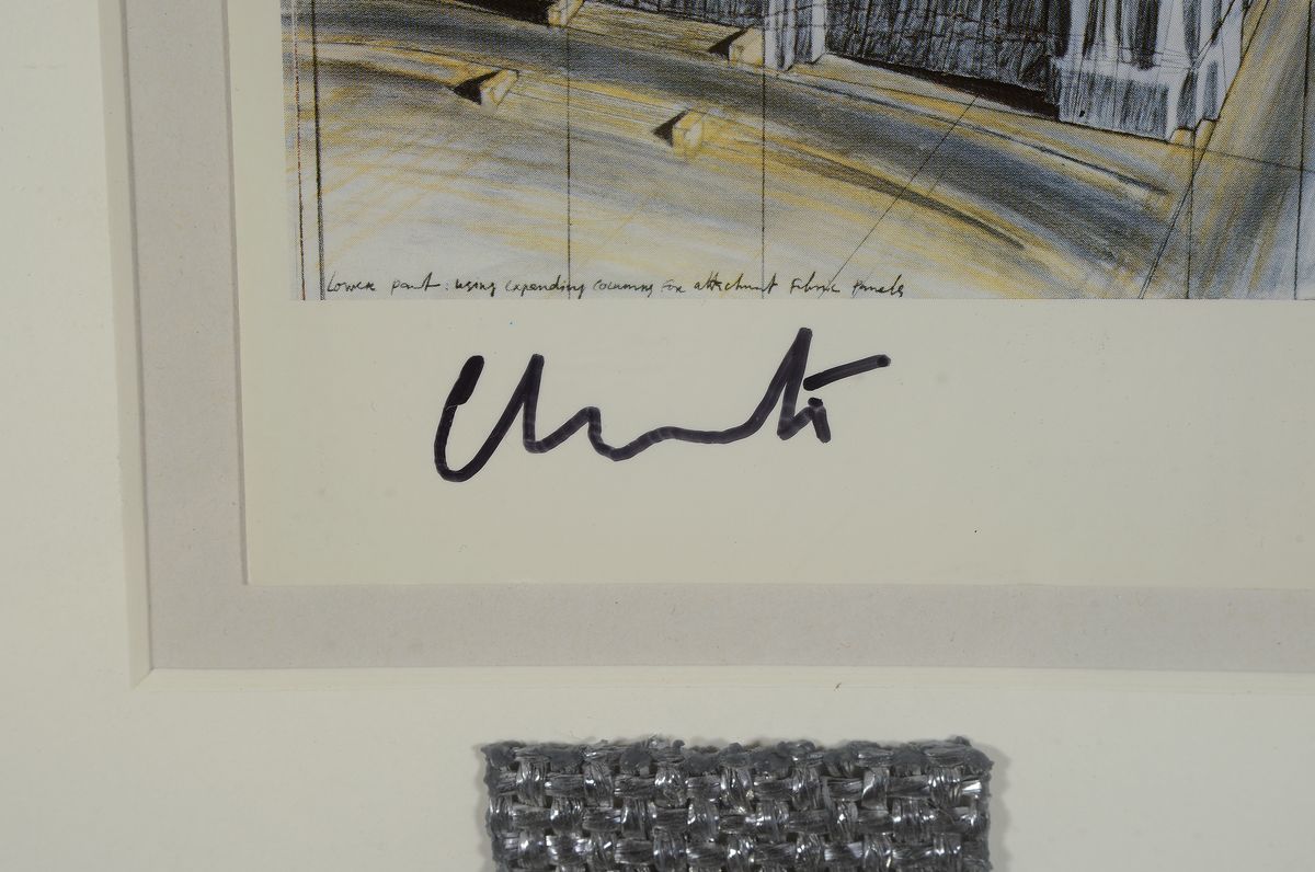 Detail a: Christo, 1935 - 2020, Multiple wrapped Reichstag mit orig. Stoff, handsigniert, unter Glas, Rahmen, ca. 32 x 23 cm