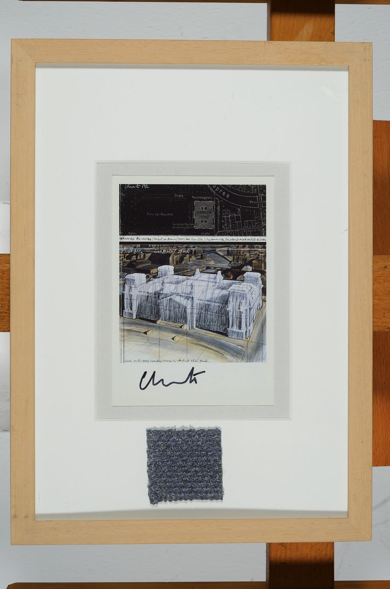 Detail k: Christo, 1935 - 2020, Multiple wrapped Reichstag mit orig. Stoff, handsigniert, unter Glas, Rahmen, ca. 32 x 23 cm