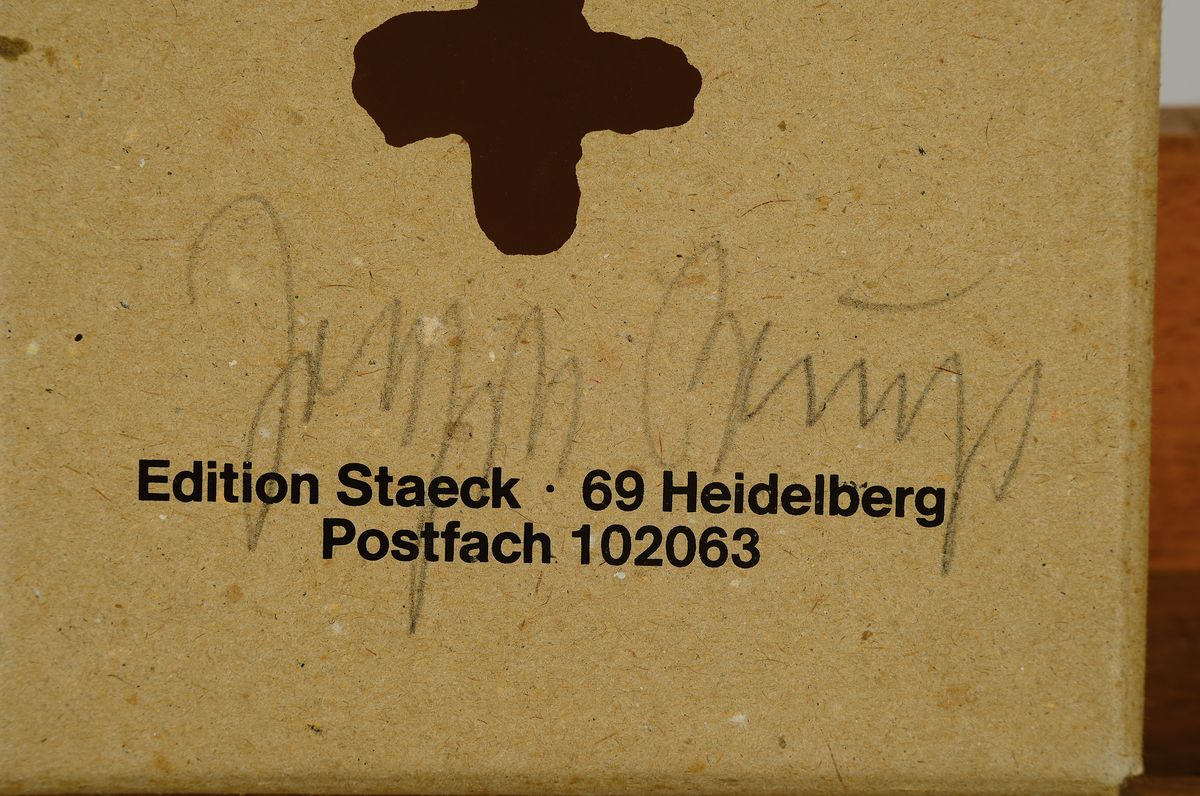 Detail a: Joseph Beuys, 1921 - 1986, Multiple, Pappschachtel mit 29 Postkarten, Größe der Box: 4.2 x 12.5 x 17 cm, leichte Gebrauchsspuren, die Box ist ...