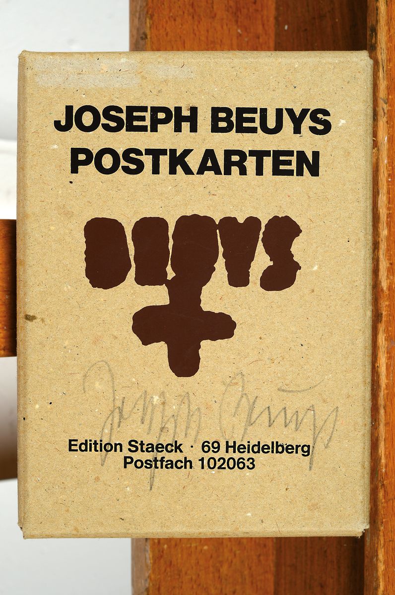 Detail k: Joseph Beuys, 1921 - 1986, Multiple, Pappschachtel mit 29 Postkarten, Größe der Box: 4.2 x 12.5 x 17 cm, leichte Gebrauchsspuren, die Box ist ...