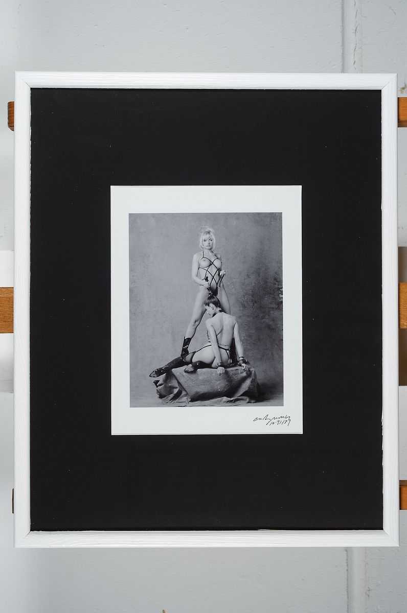 Detail k: Craig Morey, 1952 Fort Wayne, USA, drei Aktfotografien, jeweils handsigniert, unter Glas, Rahmen Abb. ca. 21.5 x 14 cm, Rahmen: 52.5 x 42.5 cm