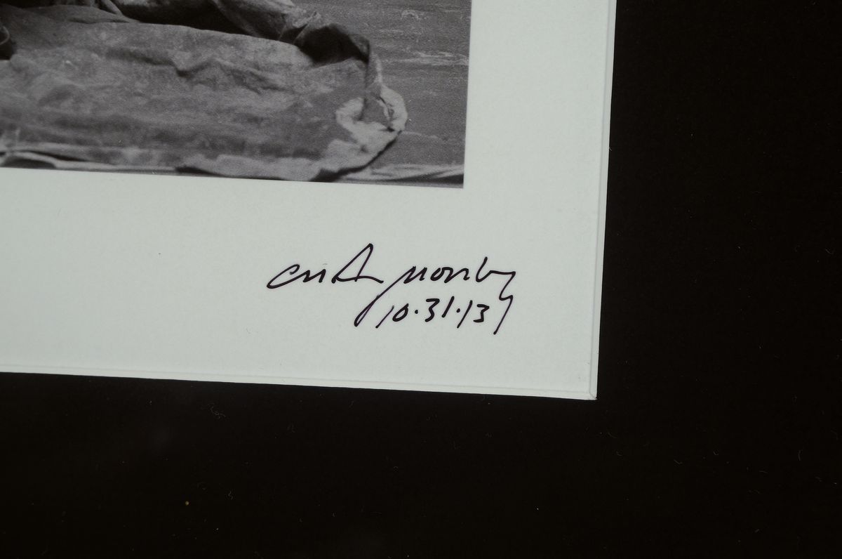 Detail b: Craig Morey, 1952 Fort Wayne, USA, drei Aktfotografien, jeweils handsigniert, unter Glas, Rahmen Abb. ca. 21.5 x 17.5 cm Rahmen: 52.5 x 42.5 cm
