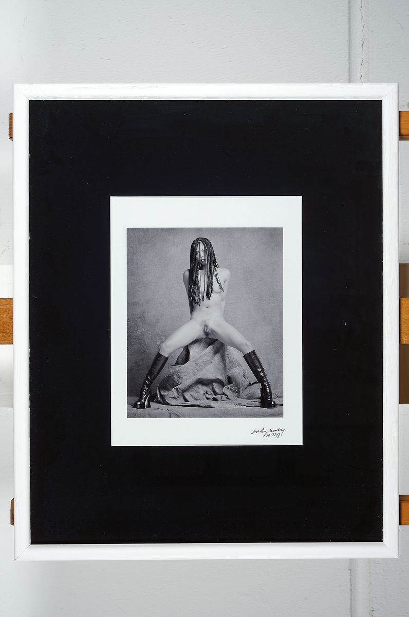 Detail n: Craig Morey, 1952 Fort Wayne, USA, drei Aktfotografien, jeweils handsigniert, unter Glas, Rahmen Abb. ca. 21.5 x 17.5 cm Rahmen: 52.5 x 42.5 cm