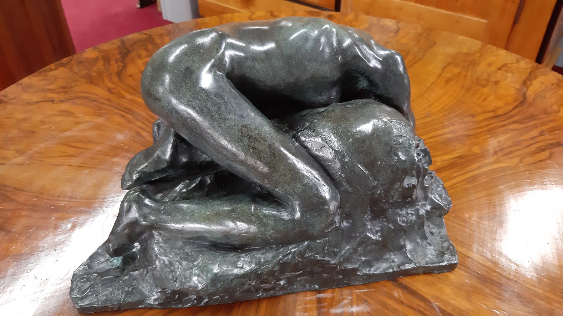 Detail b: Reproduktion nach Auguste Rodin, 1840-1917, Bronzeskulptur, liegender weiblicher Akt auf Felsen, signiert Rodin, auf Plexiglassockel, ca. 26x34x35cm