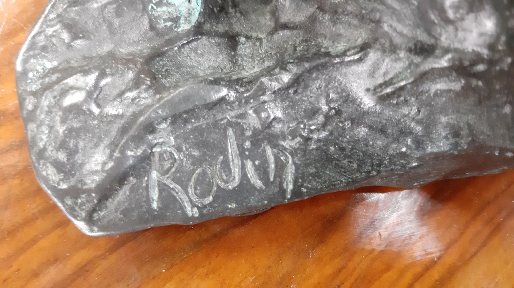 Detail c: Reproduktion nach Auguste Rodin, 1840-1917, Bronzeskulptur, liegender weiblicher Akt auf Felsen, signiert Rodin, auf Plexiglassockel, ca. 26x34x35cm