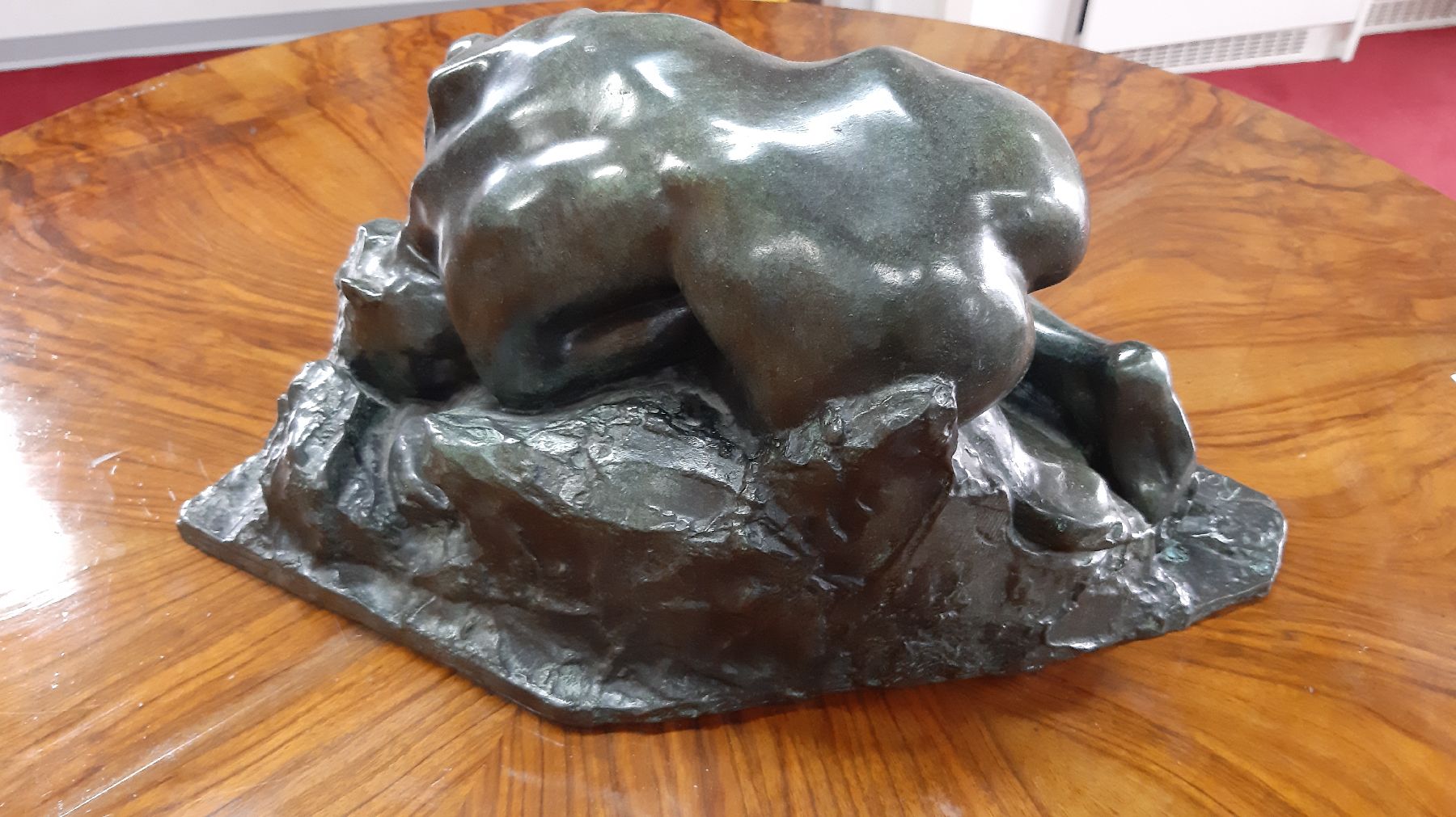 Detail d: Reproduktion nach Auguste Rodin, 1840-1917, Bronzeskulptur, liegender weiblicher Akt auf Felsen, signiert Rodin, auf Plexiglassockel, ca. 26x34x35cm