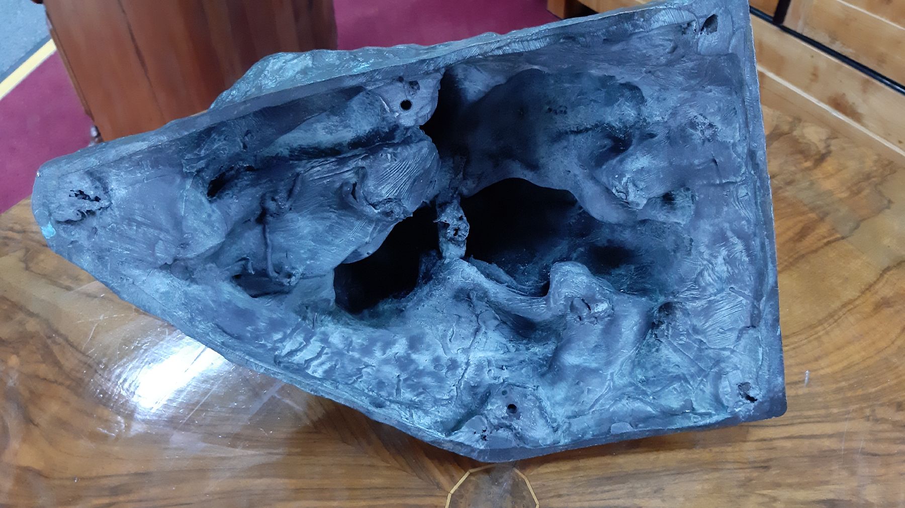 Detail e: Reproduktion nach Auguste Rodin, 1840-1917, Bronzeskulptur, liegender weiblicher Akt auf Felsen, signiert Rodin, auf Plexiglassockel, ca. 26x34x35cm
