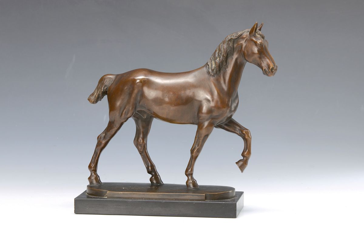 Rudolf Maison, 1854 - 1904, Bronzeskulptur, Pferdedarstellung, patiniert, schwarzer Marmorsockel, signiert, ca. 26 x 27 cm