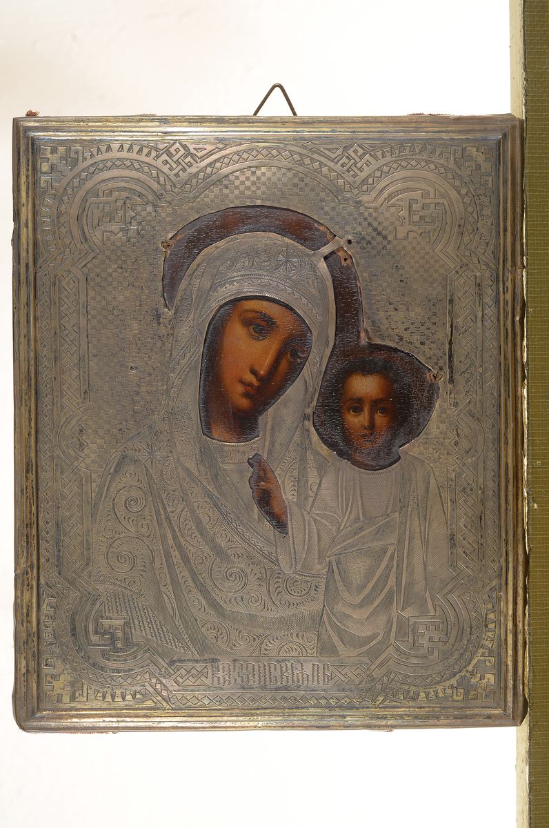 Detail k: Ikone, Russland, um 1880, 84er Silberoklad, guillochiert, Mutter Gottes mit Kind, Eitempera/Holz, verso mit Samt bezogen, l. besch., ca. 17.5 x 14 cm