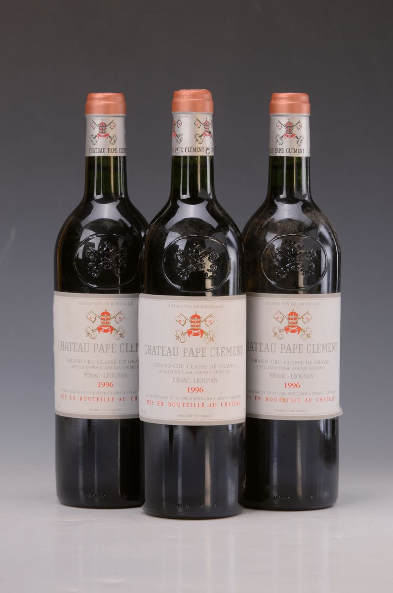 3 Flaschen 1996 Chateau Pape Clement, Grand Cru Classé de Graves, Pessac - Léognan, Etiketten l. besch., top shoulder, 750 ml, nicht verkostet