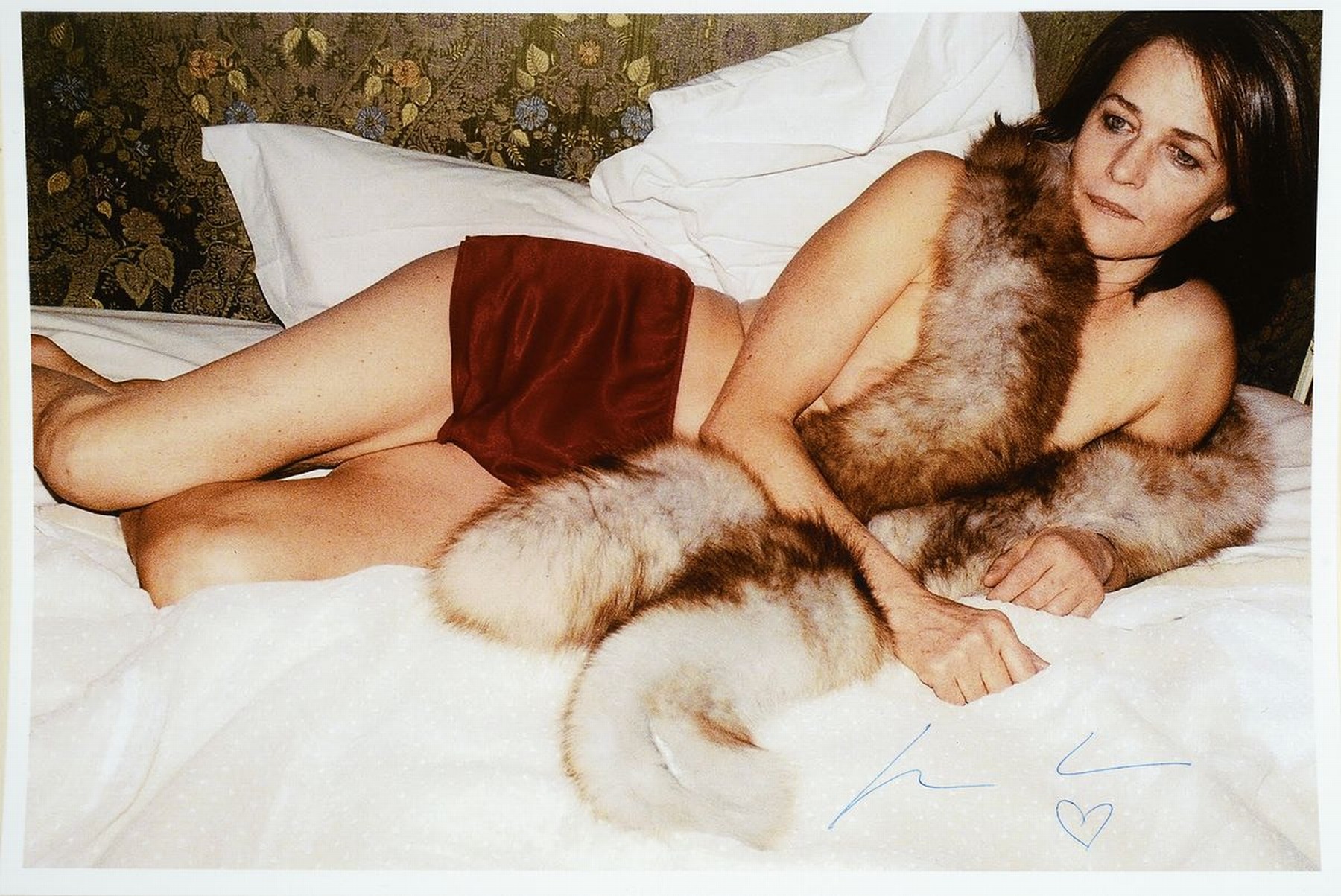 Jürgen Teller, geb. 1964 Erlangen, Charlotte Rampling in red shorts, Aktfotografie in Farbe, handsigniert, ca. 30x20cm