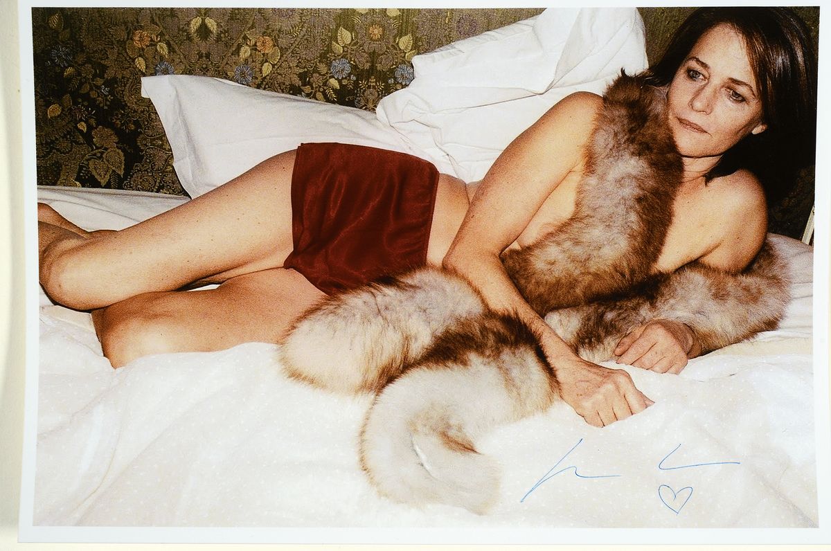 Detail k: Jürgen Teller, geb. 1964 Erlangen, Charlotte Rampling in red shorts, Aktfotografie in Farbe, handsigniert, ca. 30x20cm