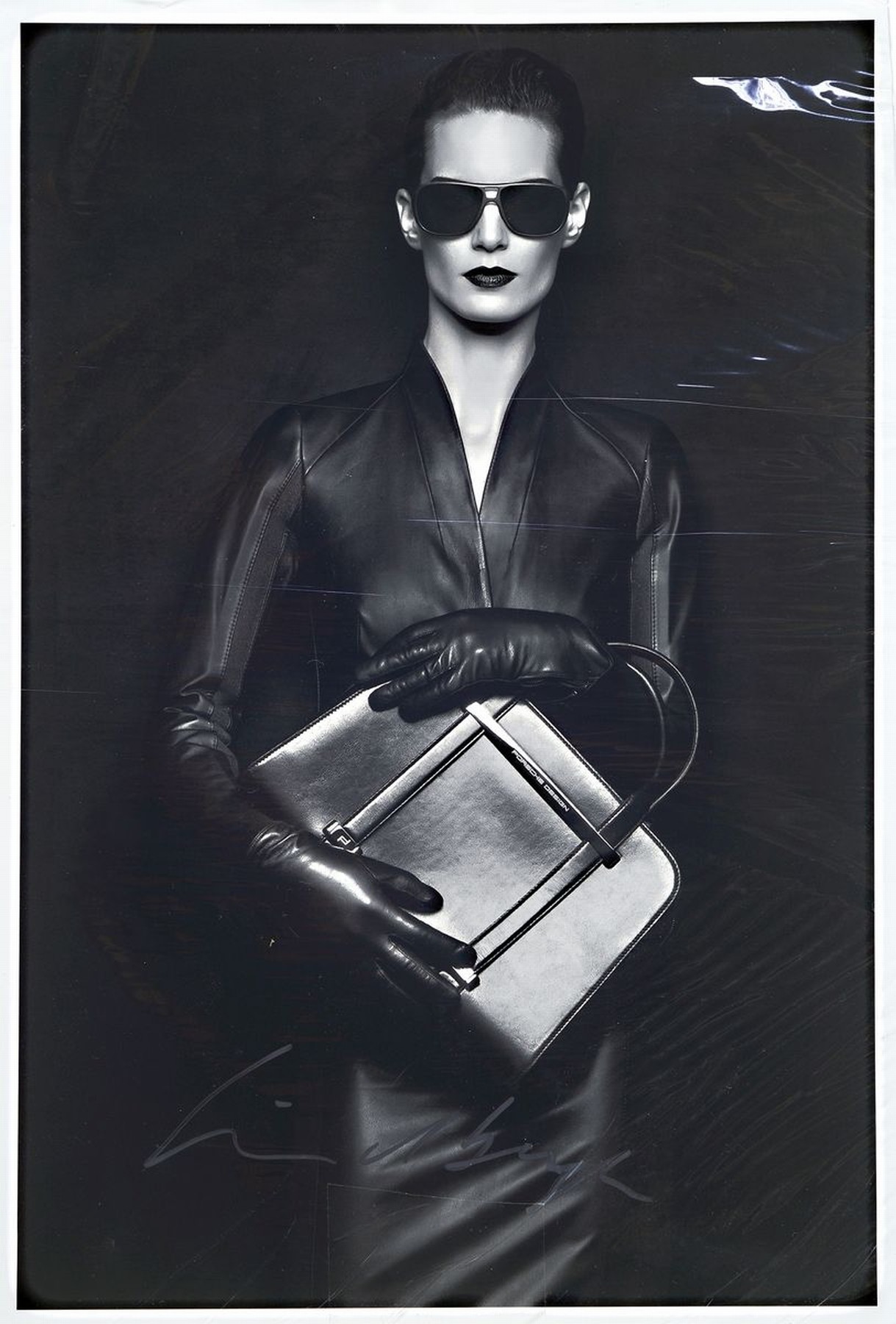 Peter Lindbergh, geb. 1944, C-Print, Model mit Handtasche, signiert, Blattgrösse ca. 30x20cm
