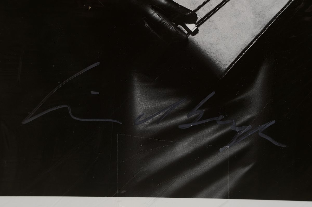 Detail e: Peter Lindbergh, geb. 1944, C-Print, Model mit Handtasche, signiert, Blattgrösse ca. 30x20cm