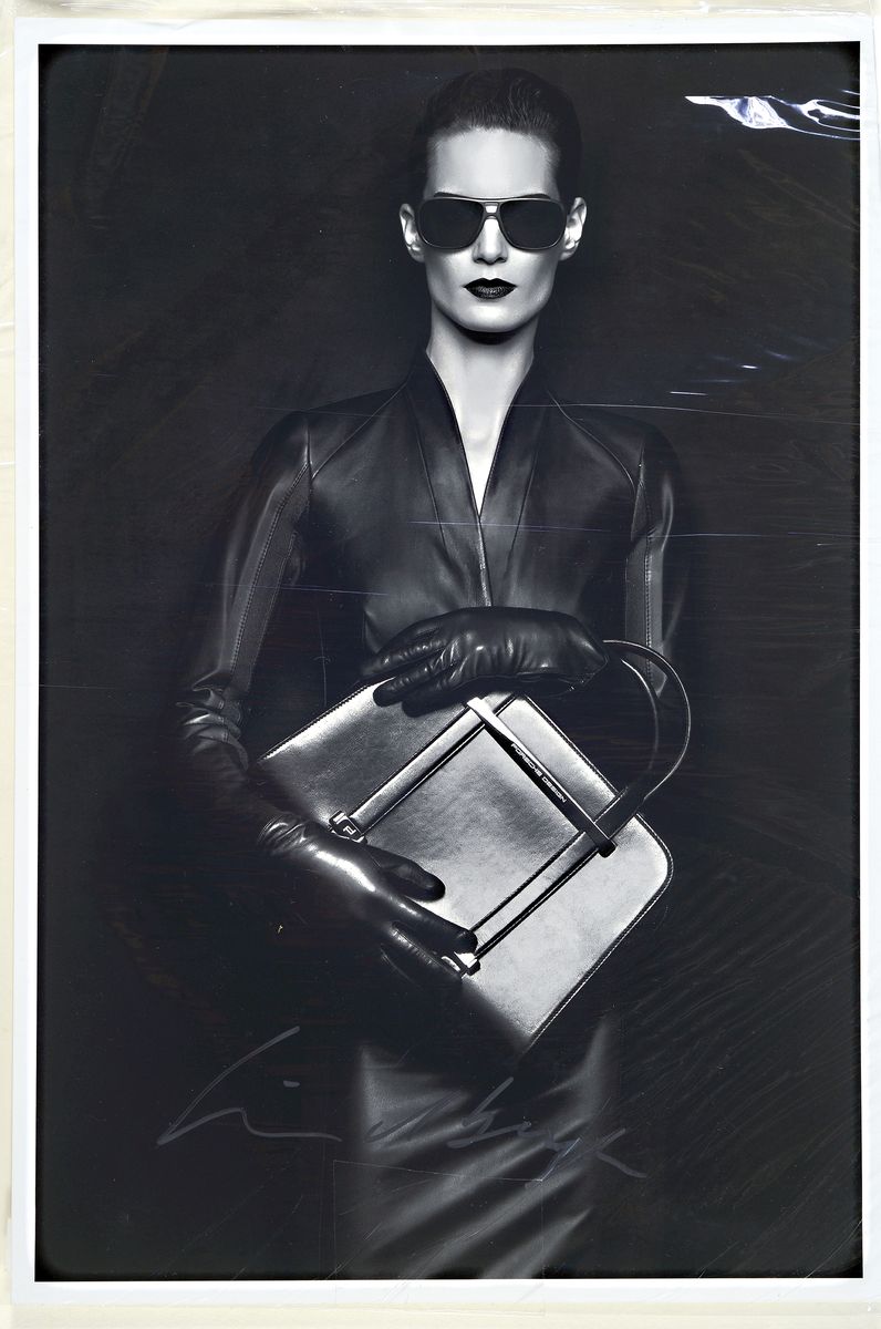 Detail k: Peter Lindbergh, geb. 1944, C-Print, Model mit Handtasche, signiert, Blattgrösse ca. 30x20cm