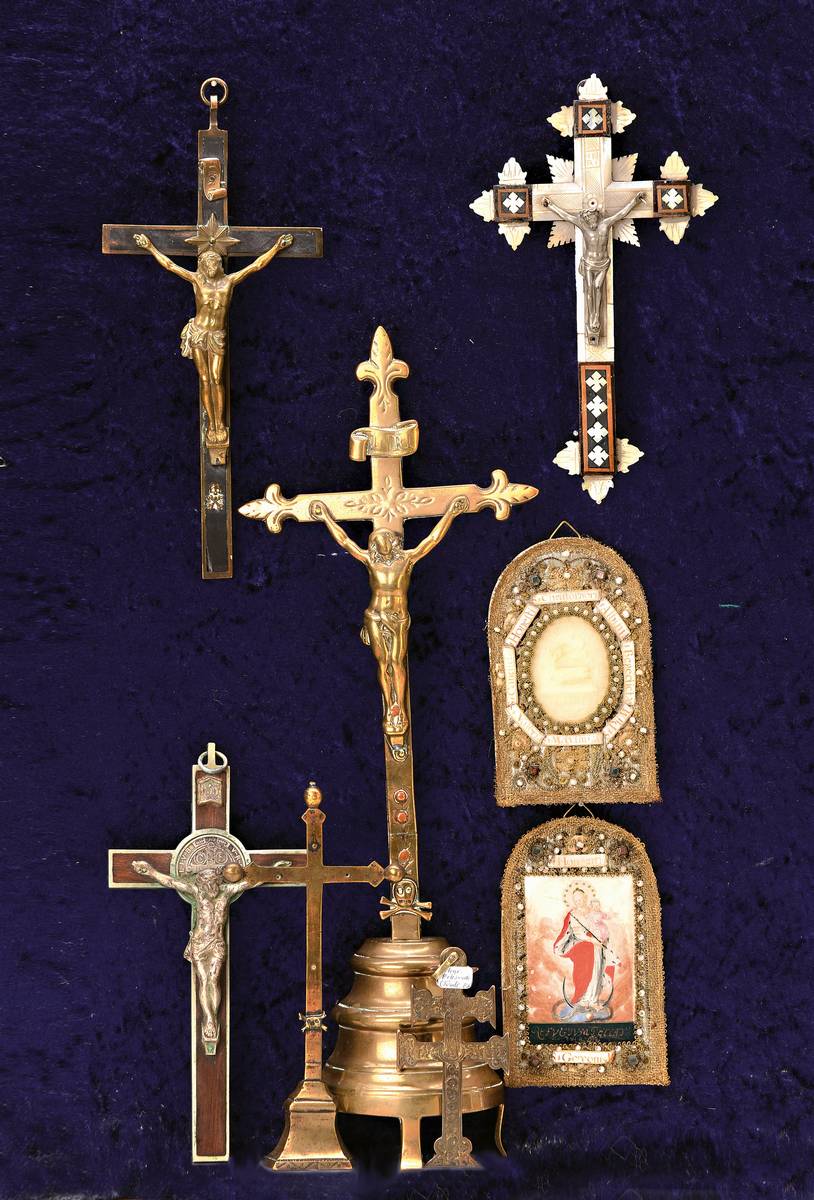 6 Kruzifixe und ein Heiligenbild, ein Kruzifix Lyon 18. Jh., Messing, H. 39cm einmal Paris, ohne Korpus, H. 18cm, Rest süddeutsch oder Österreich, ...
