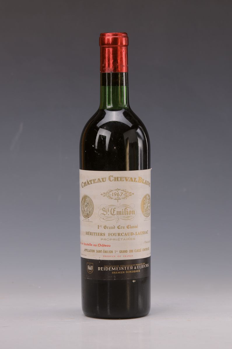 1 Flasche 1967 Chateau Cheval Blanc, Saint Emilion, Grand Cru Classé, 75 cl, unverkostet, mid shoulder, Kapsel und Etikett mit l. Gebr.-spuren