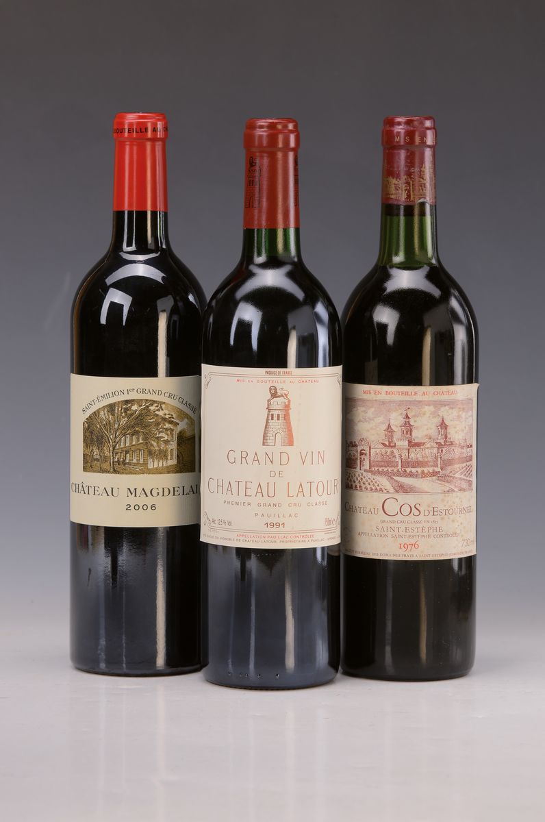 3 Flaschen 1er Grand Cru: 1 Fl. 2006 Chateau Magdelaine; 1 Fl. 1991 Grand Vin de Chateau Latour Pauillac; 1 Fl. 1976 Ch. Cos d'Estournel Saint ...