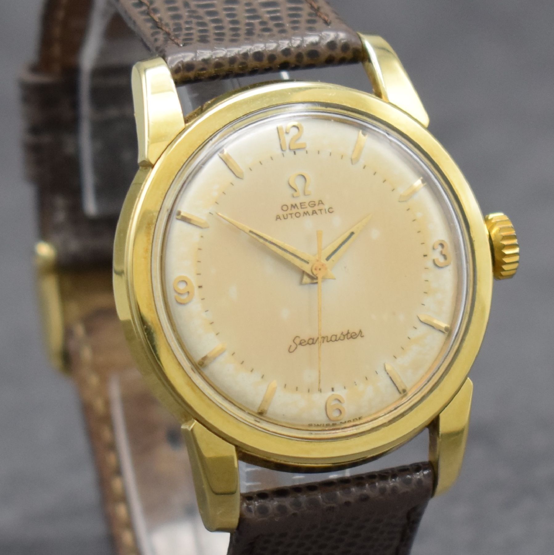 Detail i: OMEGA Herrenarmbanduhr Seamaster mit Goldhaube, Automatik, Ref. 2846-3SC, Schweiz um 1957, Edelstahlboden aufgedr., vers. orig. Zifferbl. m. aufgel. ...