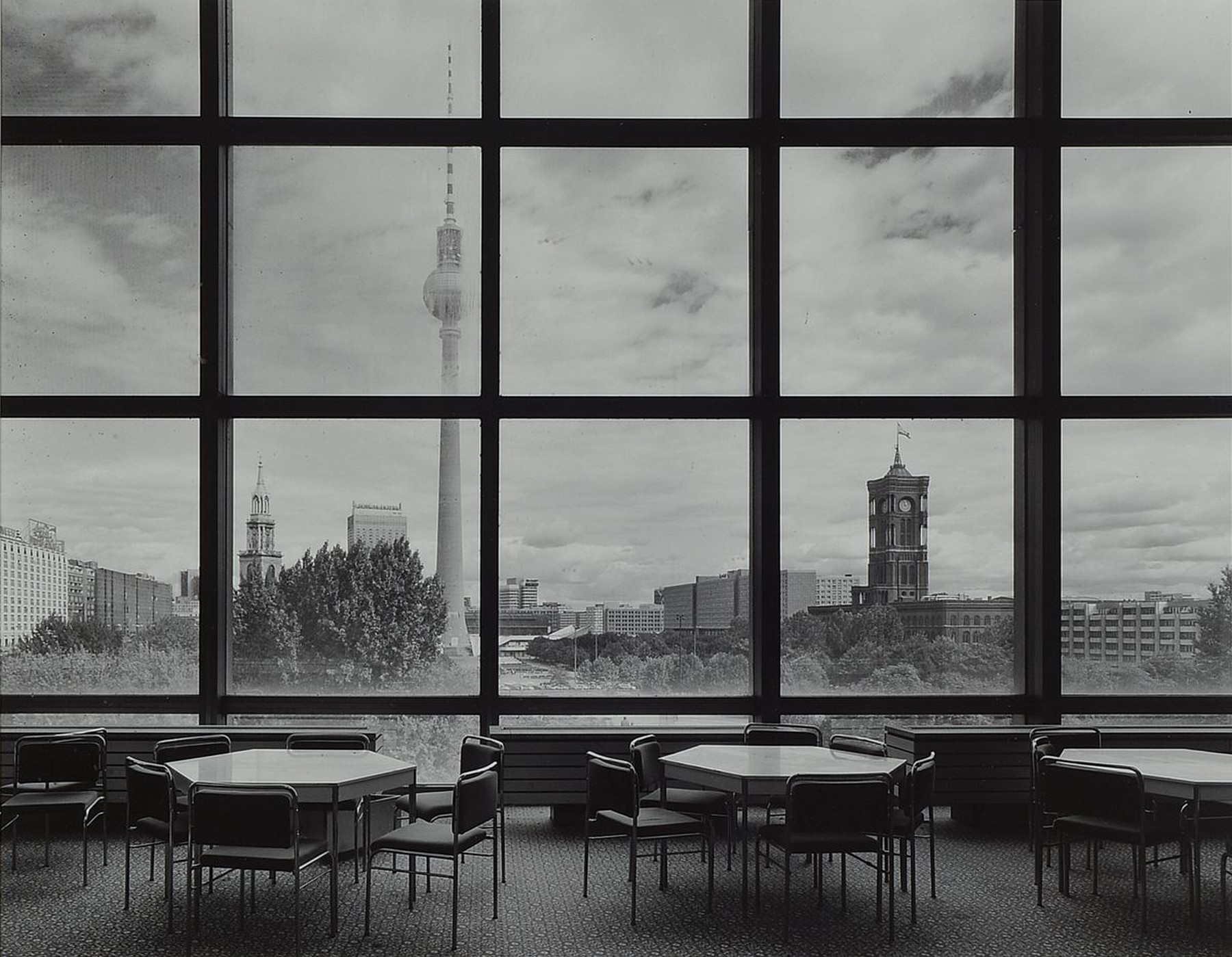 Christian von Steffelin, geb. 1963 Kalsruhe, Berlin Alexanderplatz, Schwarz-Weiss Aufnahme, Auflage 25, auf der Rückseite signiert, Passepartout, ...