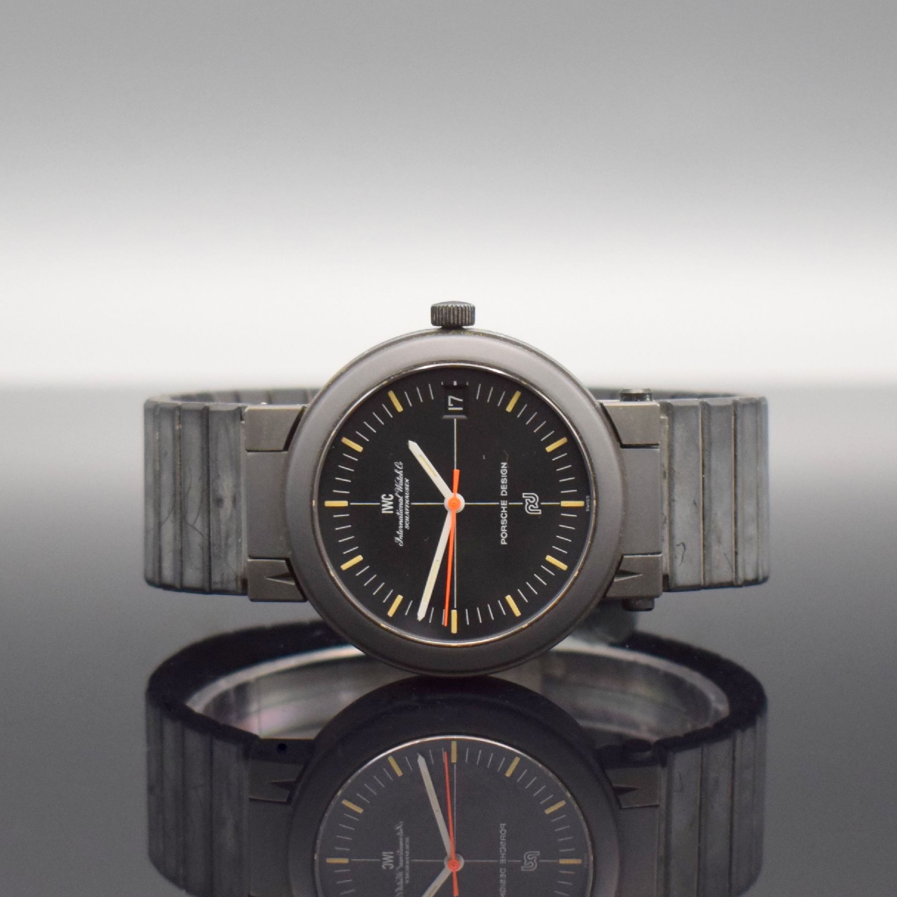 IWC Herrenarmbanduhr im Porsche Design mit Kompass im Bodenbereich, Schweiz um 1980, Automatik, Ref. 3510, aufklappb. geschwärztes Aluminiumgehäuse ...