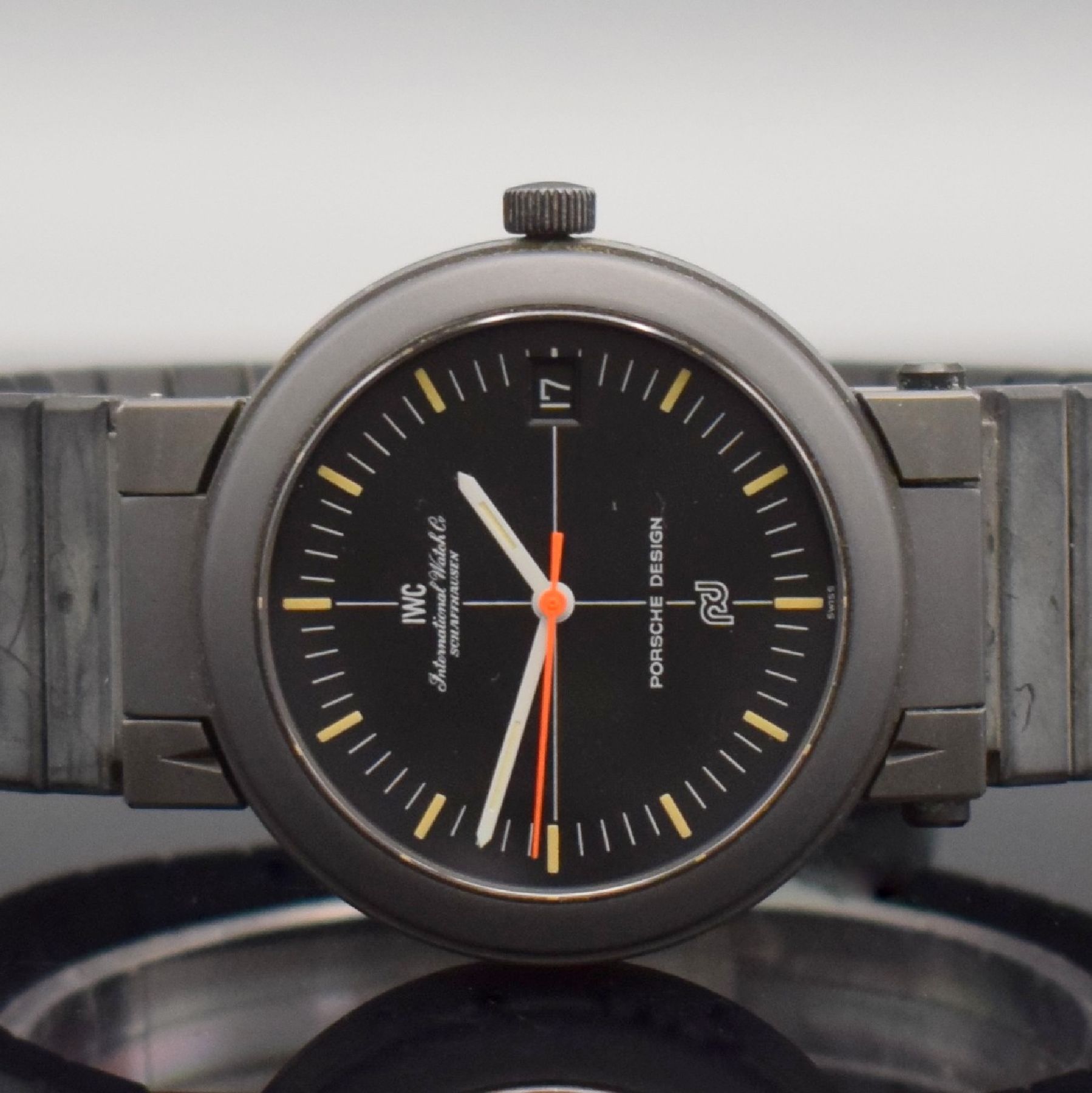 Detail a: IWC Herrenarmbanduhr im Porsche Design mit Kompass im Bodenbereich, Schweiz um 1980, Automatik, Ref. 3510, aufklappb. geschwärztes Aluminiumgehäuse ...