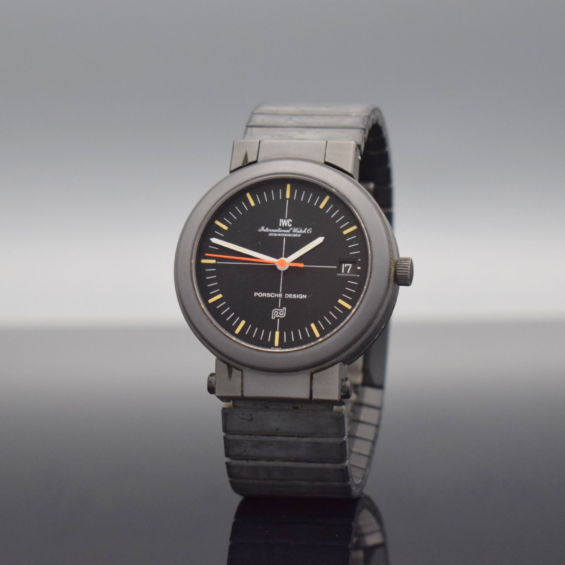 Detail b: IWC Herrenarmbanduhr im Porsche Design mit Kompass im Bodenbereich, Schweiz um 1980, Automatik, Ref. 3510, aufklappb. geschwärztes Aluminiumgehäuse ...