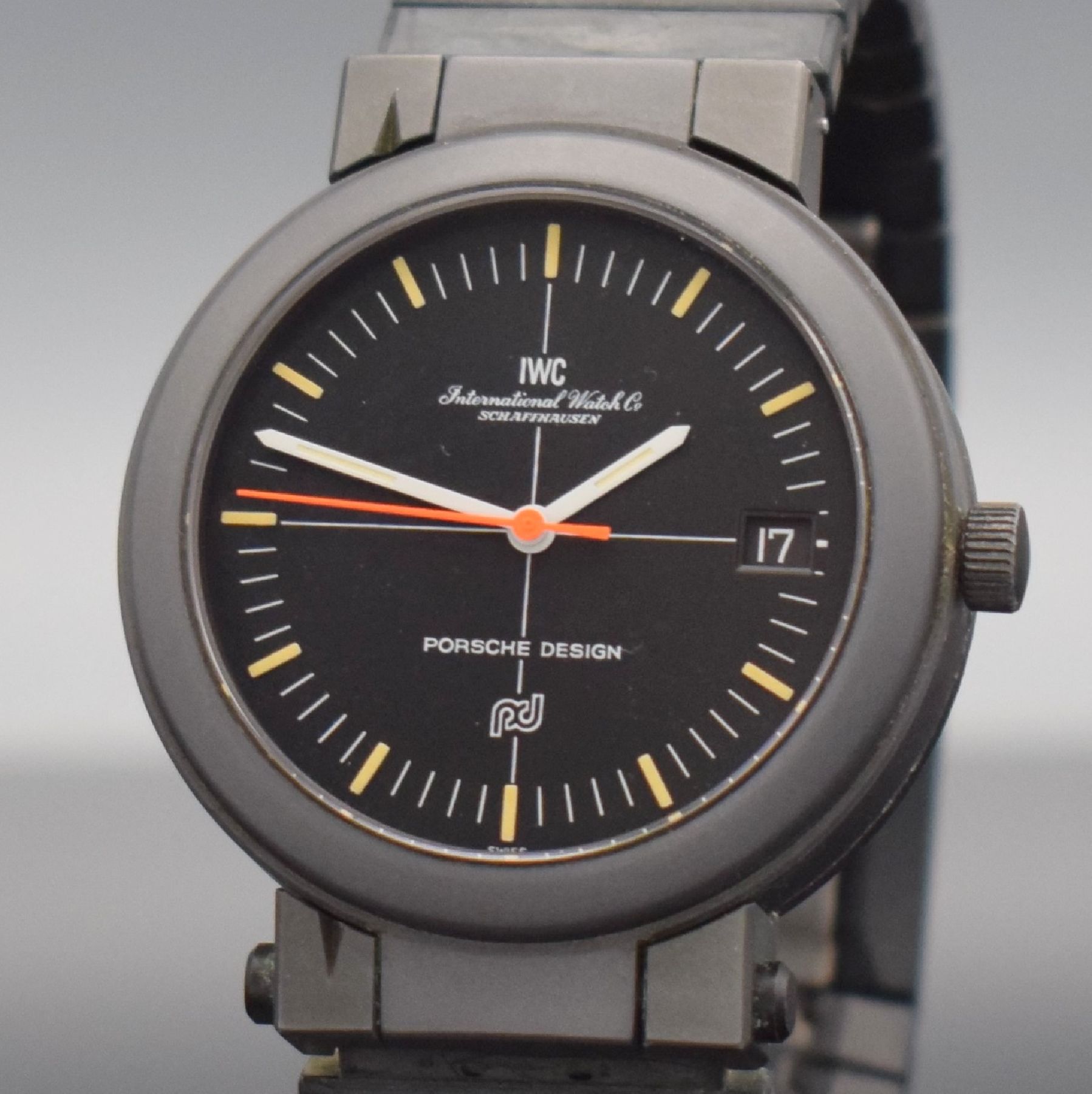 Detail c: IWC Herrenarmbanduhr im Porsche Design mit Kompass im Bodenbereich, Schweiz um 1980, Automatik, Ref. 3510, aufklappb. geschwärztes Aluminiumgehäuse ...
