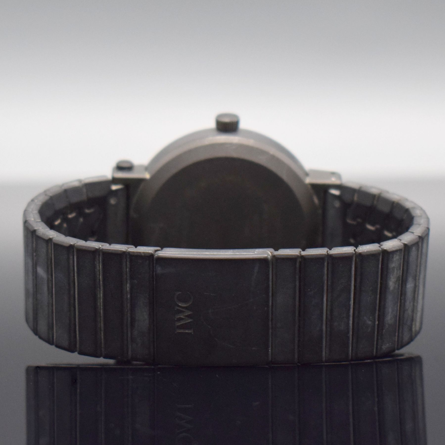 Detail d: IWC Herrenarmbanduhr im Porsche Design mit Kompass im Bodenbereich, Schweiz um 1980, Automatik, Ref. 3510, aufklappb. geschwärztes Aluminiumgehäuse ...