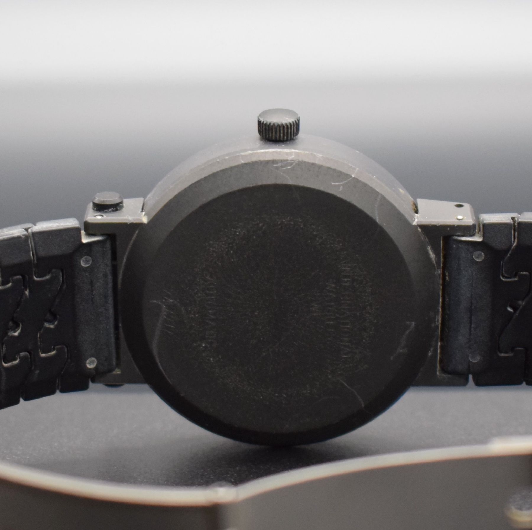 Detail e: IWC Herrenarmbanduhr im Porsche Design mit Kompass im Bodenbereich, Schweiz um 1980, Automatik, Ref. 3510, aufklappb. geschwärztes Aluminiumgehäuse ...