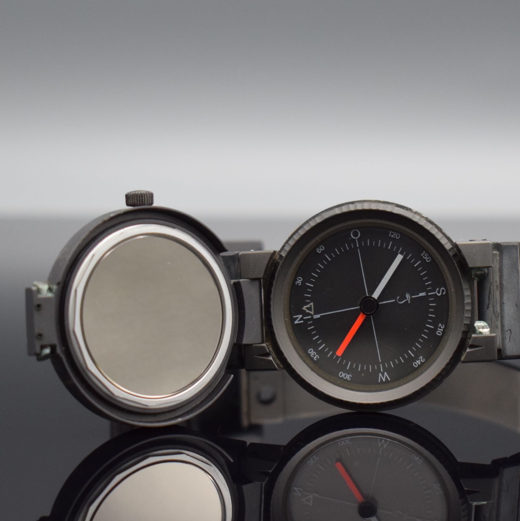 Detail f: IWC Herrenarmbanduhr im Porsche Design mit Kompass im Bodenbereich, Schweiz um 1980, Automatik, Ref. 3510, aufklappb. geschwärztes Aluminiumgehäuse ...