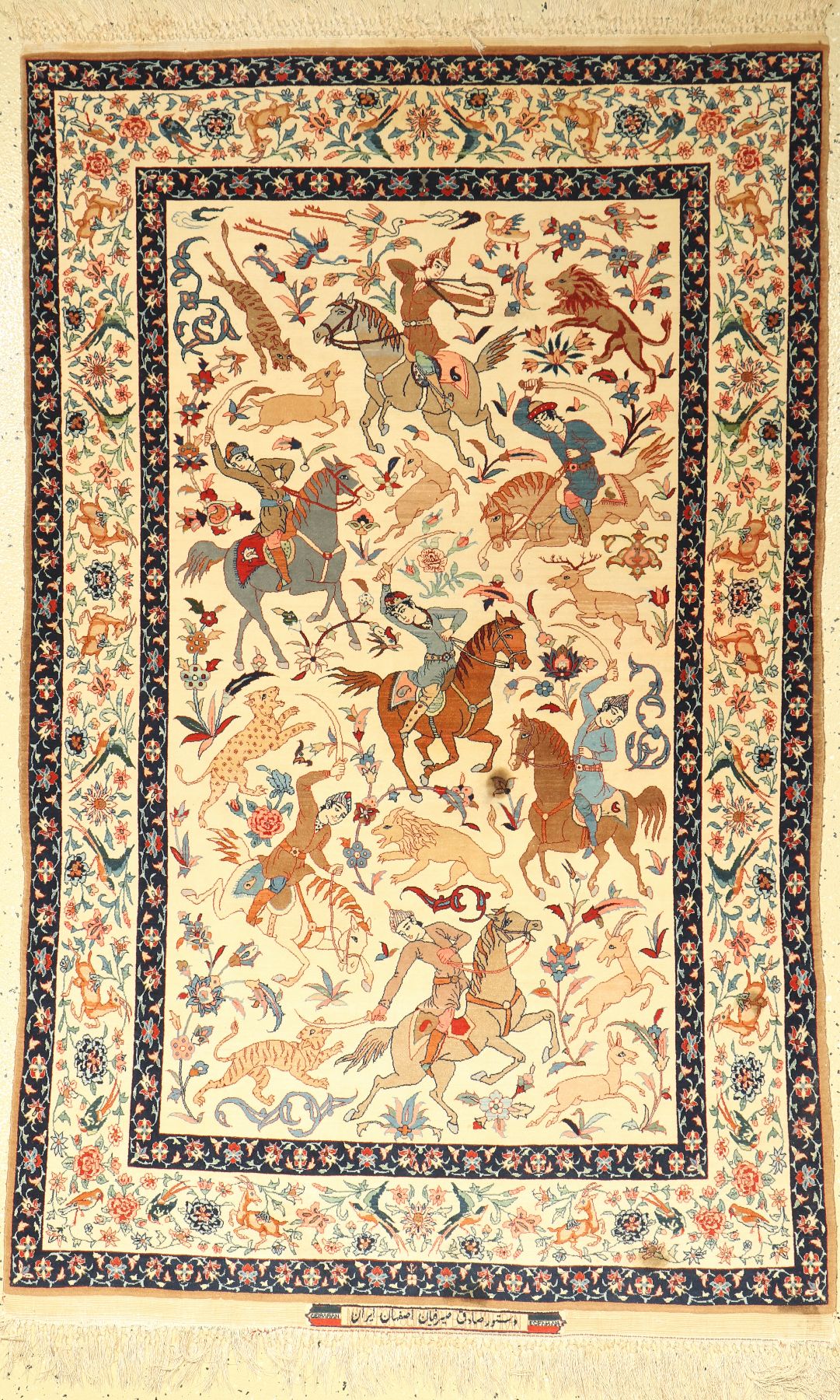Feiner Esfahan "Seirafian" alt (Hunting), Persien, um 1960, Korkwolle auf Seide, ca. 174 x 108 cm, EHZ: 3 (Flecken, Altersspuren, alter ...