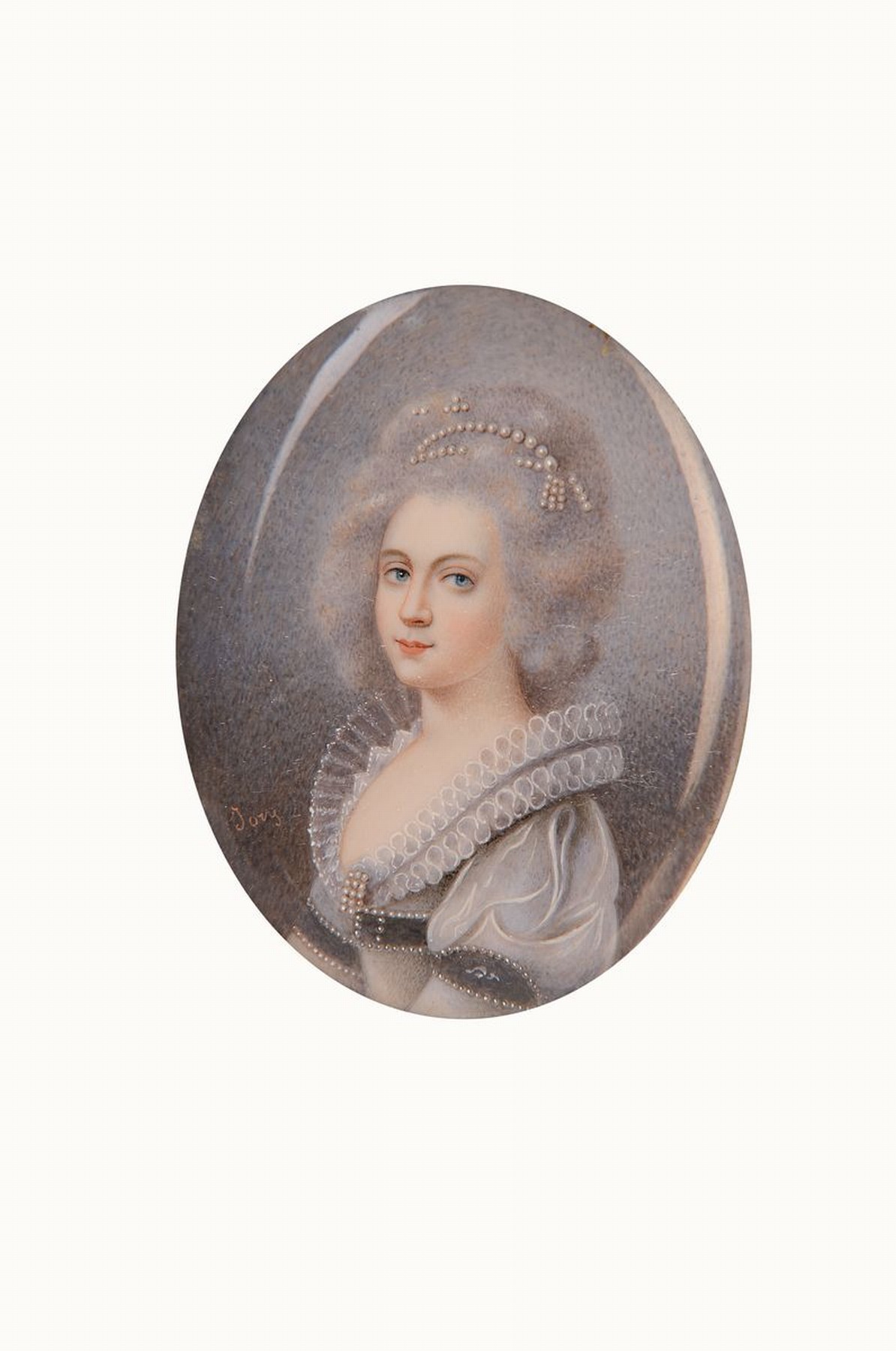 Miniaturmalerei, England, um 1870, Porträt einer Frau mit Perlen im Haar und Spitzenkragen, Gouache auf Elfenbein, im Oval ca. 6.5x5.5cm, Samtetui ...