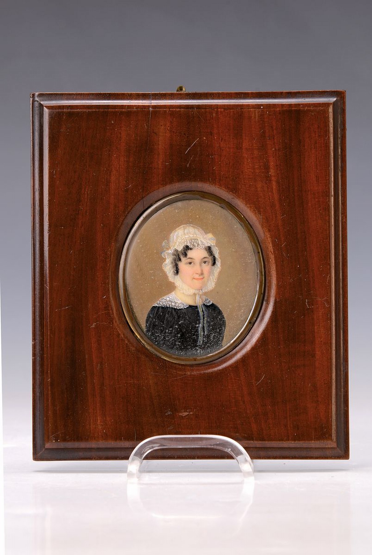 Miniaturmalerei, deutsch, um 1840, Porträt einer Frau mit Spitzenhaube, Gouache auf Elfenbein, im oval ca. 7.5x6.5cm, unter Glas, R., Versand nur ...