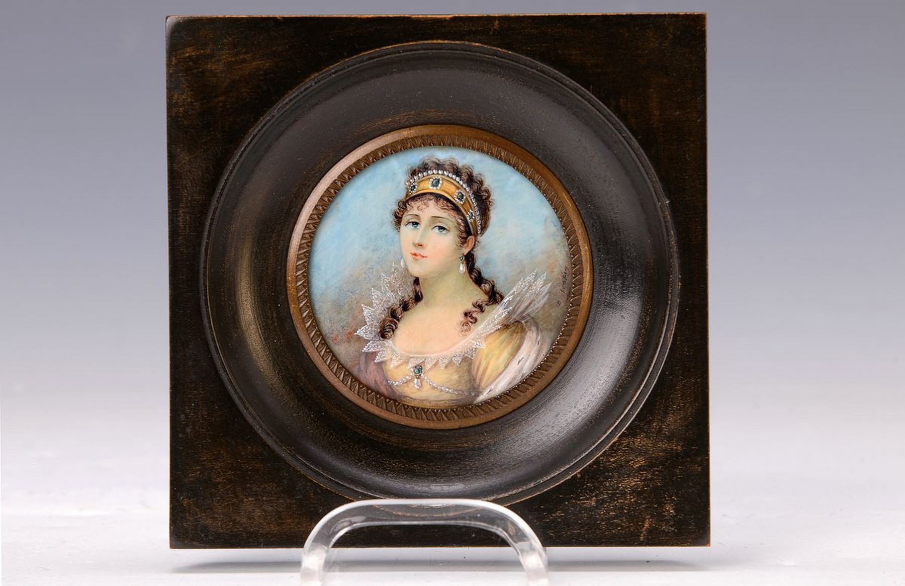 Miniaturmalerei, deutsch, um 1880-90, Porträt einer Frau mit Spitzenkragen und Haarschmuck, Gouache auf Elfenbein, rund, D. ca. 6.5cm, u.Gl., R., ...
